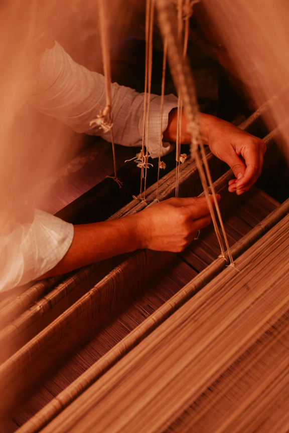 Artisan weaving pashmina on a loom — Parnosh Artisanal Mastery